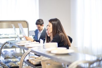 В Татарстане утвердили обвинения заведующей столовой «Нэфис Косметикса», где отравилось более 75 человек