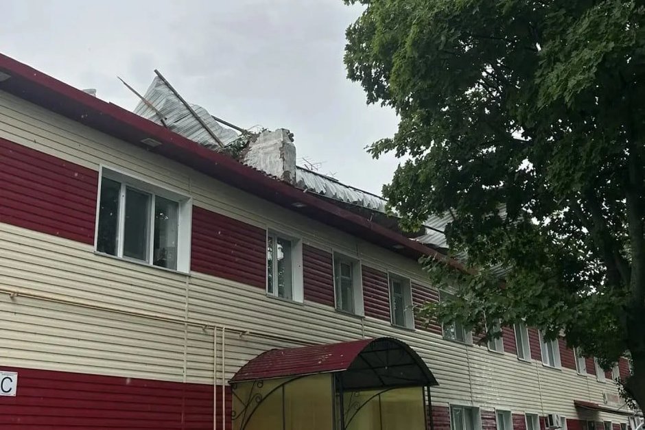 В Чистополе ураган сорвал крышу жилого дома и повалил деревья