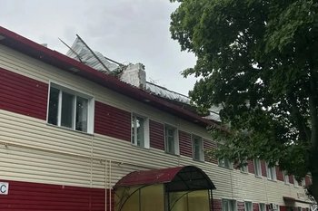 В Чистополе ураган сорвал крышу жилого дома и повалил деревья