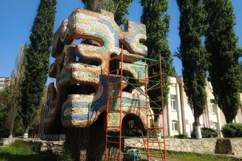 В Челнах волонтеры «Том Сойер Феста» восстанавливают скульптуру братьев Хановых