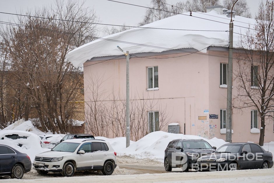 Мэрия Казани напомнила об ответственности за чистку козырьков балконов