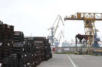 Украинские дроны атаковали морской порт Оля в Астраханской области: повреждено судно