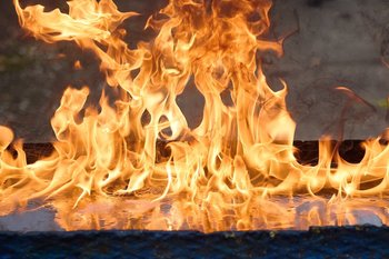 Раскаялась и возложила цветы: казанской пенсионерке за прикуривание от Вечного огня запросили штраф