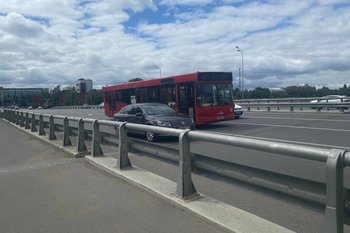 На мосту на улице Назарбаева в Казани произошла авария с участием автобуса
