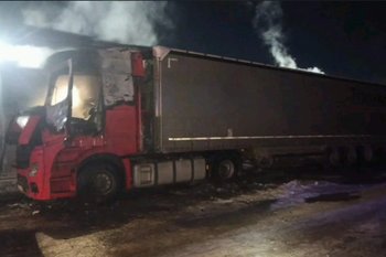 В Казани на Тэцевской произошел пожар в фуре с водителем внутри