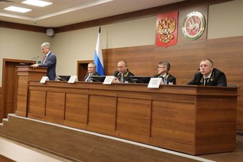 В Татарстане судью в отставке лишили статуса за подработку защитником в суде