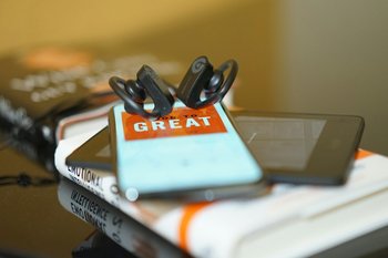 Опрос: 54% руководителей слушают музыку на работе — чаще, чем подчиненные