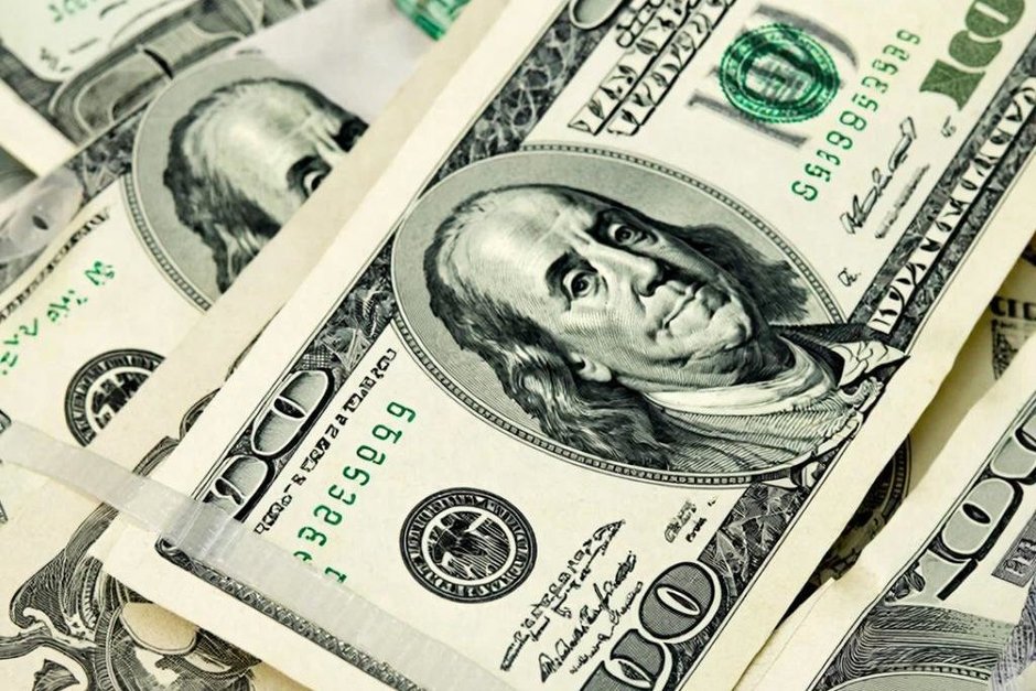 Центральный банк понизил курс рубля на 48 копеек