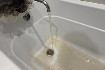 У жителей ряда домов Казани из крана течет ржавая вода