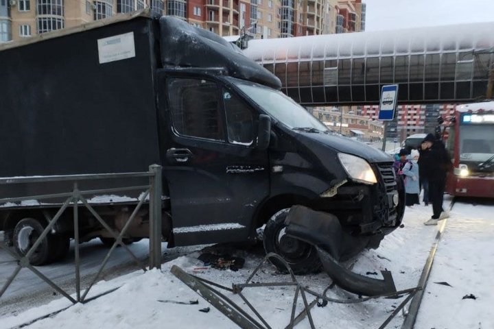 В Казани столкновение грузовиков на Баки Урманче приостановило движение трамваев