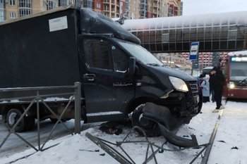 В Казани столкновение грузовиков на Баки Урманче приостановило движение трамваев