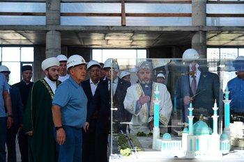 Минниханов посетил будущий исламский духовно-просветительский центр в Челнах