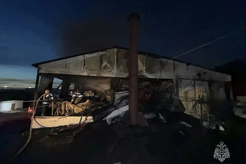 В Набережных Челнах ликвидировали открытое горение на складе в Комсомольском районе
