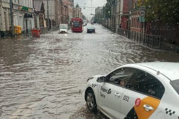 В Казани приостановили движение трамваев из-за сильного дождя