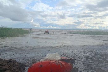 В Татарстане спасатели вызволили пожилую пару из шторма на Волге