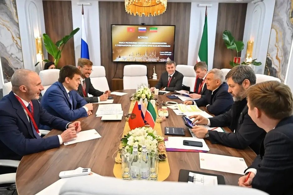 Минниханов встретился с губернатором Красноярского края на ПМЭФ