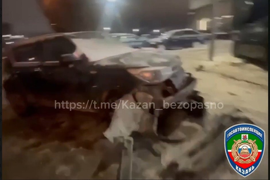 В Казани водитель сбил пешехода и врезался в столб электроосвещения