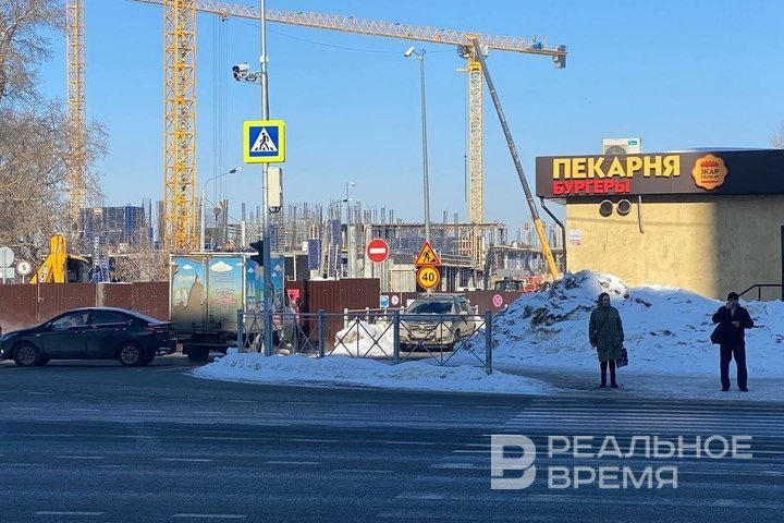 В Казани перекрыли проезжую часть на улице Хади Такташа