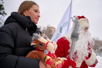 Банк «Аверс» поздравил маленьких пациентов ДРКБ с наступающим Новым годом