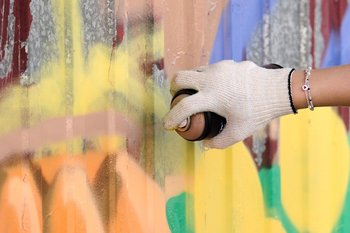 В Берлине вандалы испортили знаменитое граффити «Братский поцелуй»