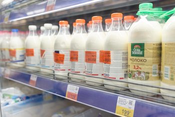 Россияне стали меньше покупать стерилизованное молоко, масло и ряженку