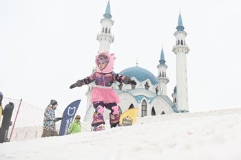 Динозавр, Бэтмен и Дед Мороз катаются со склонов у Кремля