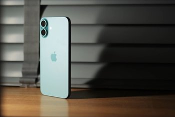 Акции Apple выросли более чем на 4% на фоне выхода iPhone 17