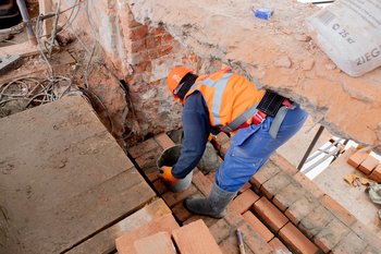 В Чистополе рабочий погиб при обвале стены траншеи