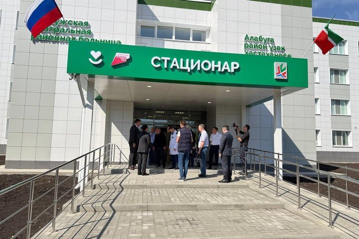 Рустам Минниханов посетил больницу в Елабуге