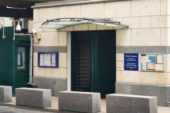 ФСБ обнаружила сотрудника британских спецслужб в посольстве Москвы