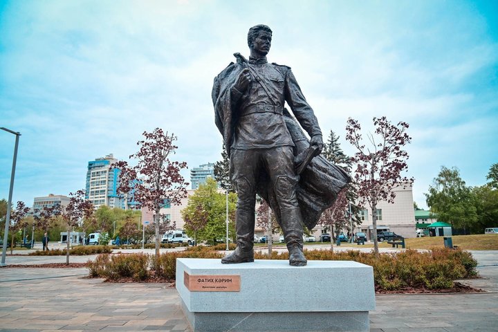 В Казани открыли памятник поэту-фронтовику Фатиху Кариму