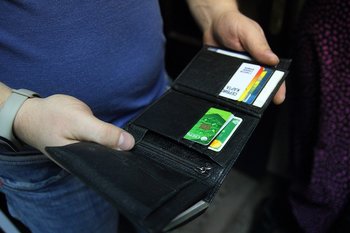 Исследование: 38% россиян не выходят из дома без наличных