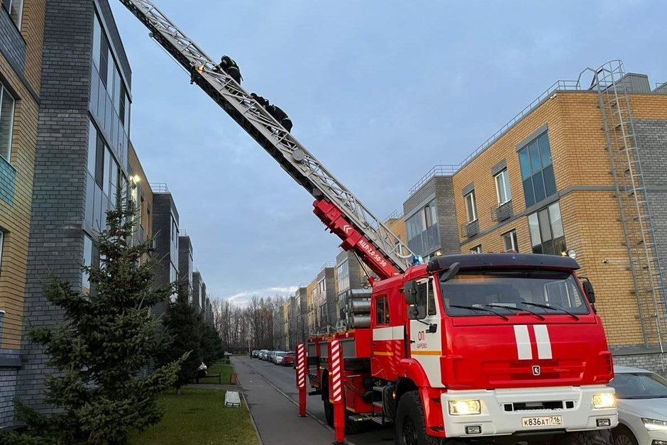 Пожарные Татарстана спасли ребенка с крыши многоэтажки в Пестречинском районе