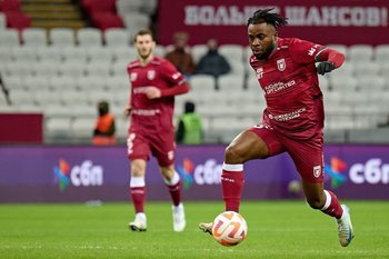 ФК «Рубин» продлил контракт с полузащитником Угочукву Иву до 2028 года