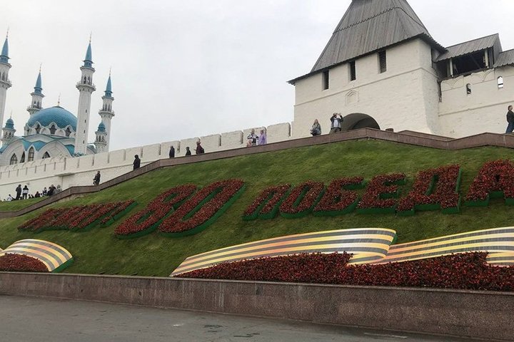 У стен Казанского кремля расцвела «80-я годовщина Победы»