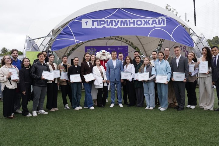 В День молодежи Ринат Садыков вручил награды победителям грантовых конкурсов