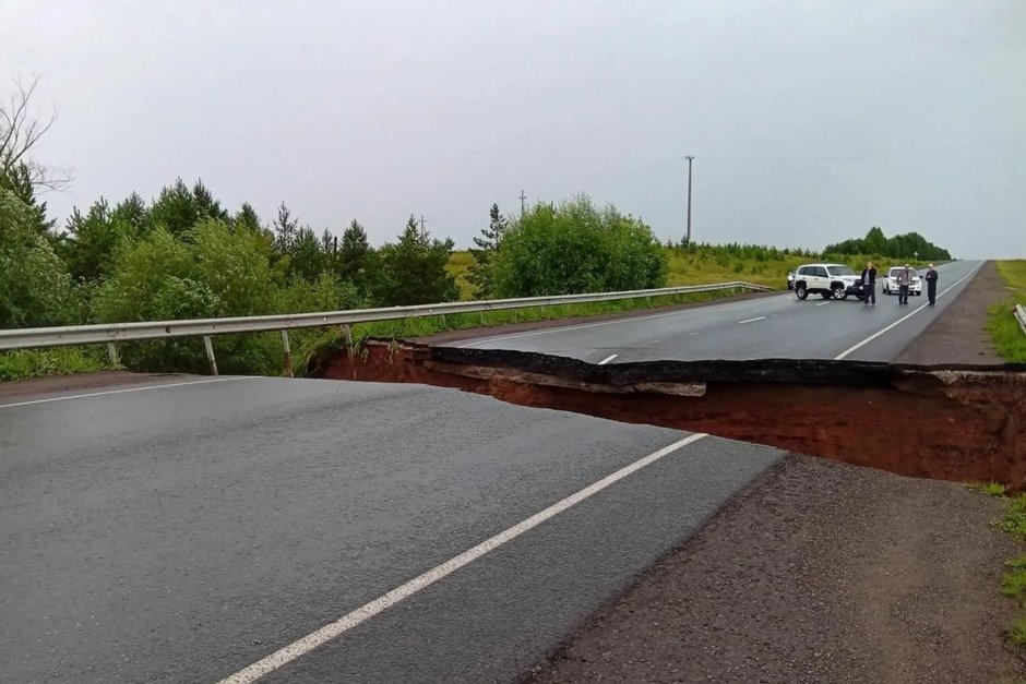 Под Сарманово разрушилась дорога из-за повреждения водопропускной трубы