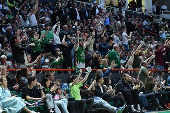 Алиментщикам могут запретить получать карты болельщиков