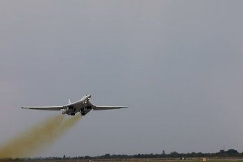 Российские Ту-160 казанского производства совершили полет над водами Арктики