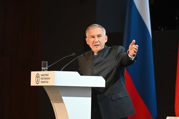 Минниханов обсудил развитие речных грузоперевозок в Татарстане