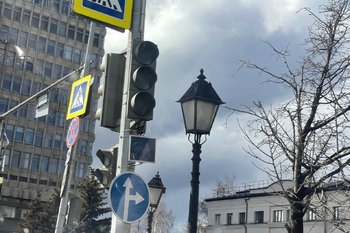 Неработающий светофор стал причиной пробки на перекрестке Кремлевской и Астрономической в Казани