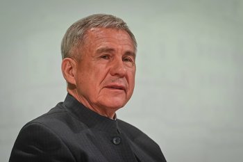 Минниханов оценил татарские платки на выставке в Зеленодольском районе