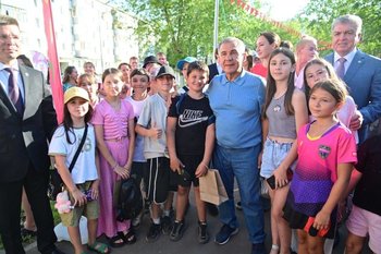 Минниханов открыл двор, благоустроенный по программе «Наш двор», в челнинском поселке
