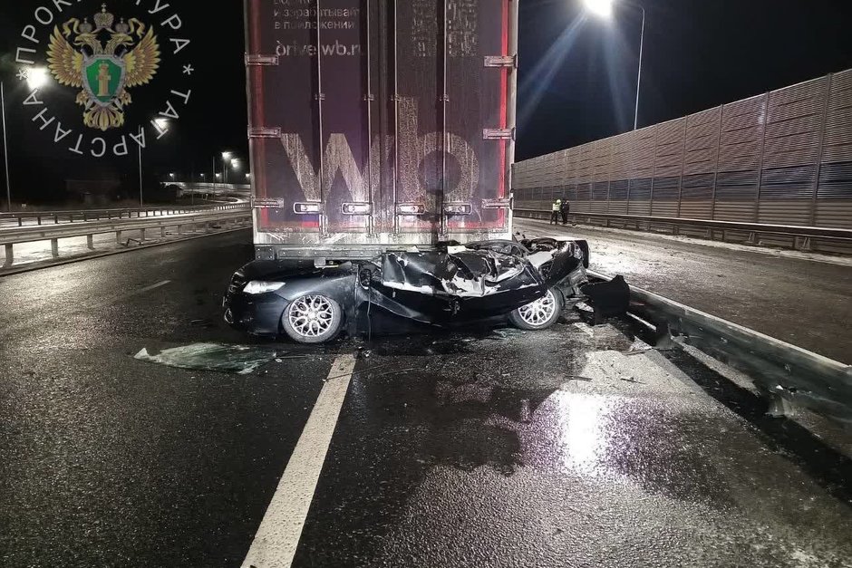 На трассе М-7 «Волга» легковушка столкнулась со стоящим грузовиком: двое погибших