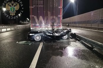 На трассе М-7 «Волга» легковушка столкнулась со стоящим грузовиком: двое погибших