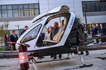 Минниханов ознакомился с летающим такси и роботом-доставщиком в Китае