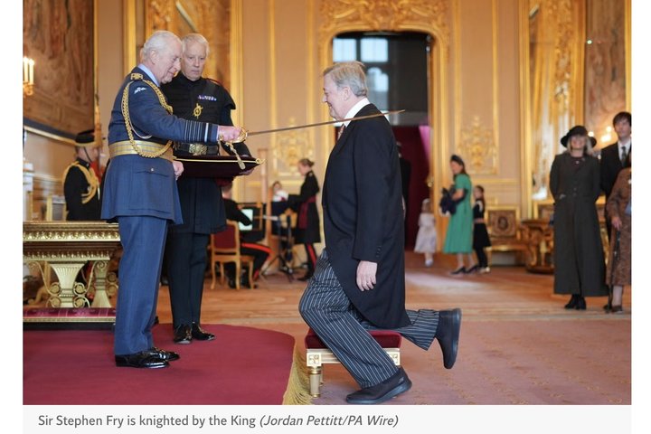 Король Великобритании наградил писателя Стивена Фрая рыцарским титулом