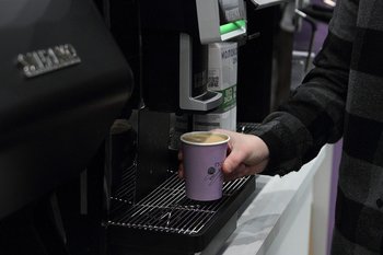 Офисные работники раскрыли главные статьи расходов на работе: еда, напитки и такси