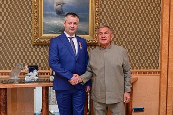 Минниханов наградил главу «Росинкаса» медалью «100 лет образования ТАССР»