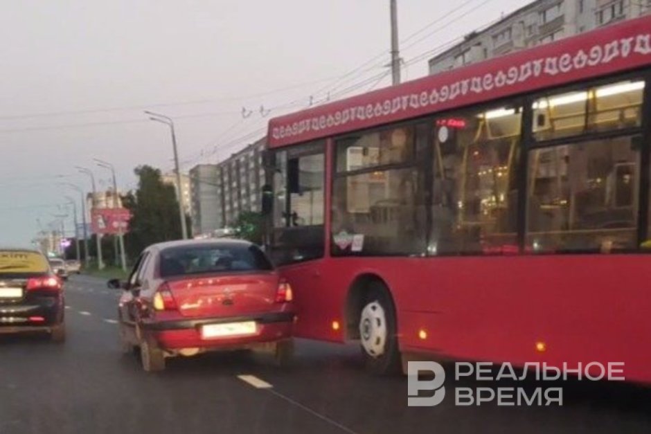 В Казани ДТП с участием автобуса и легковушки затруднило движение на улице Зорге